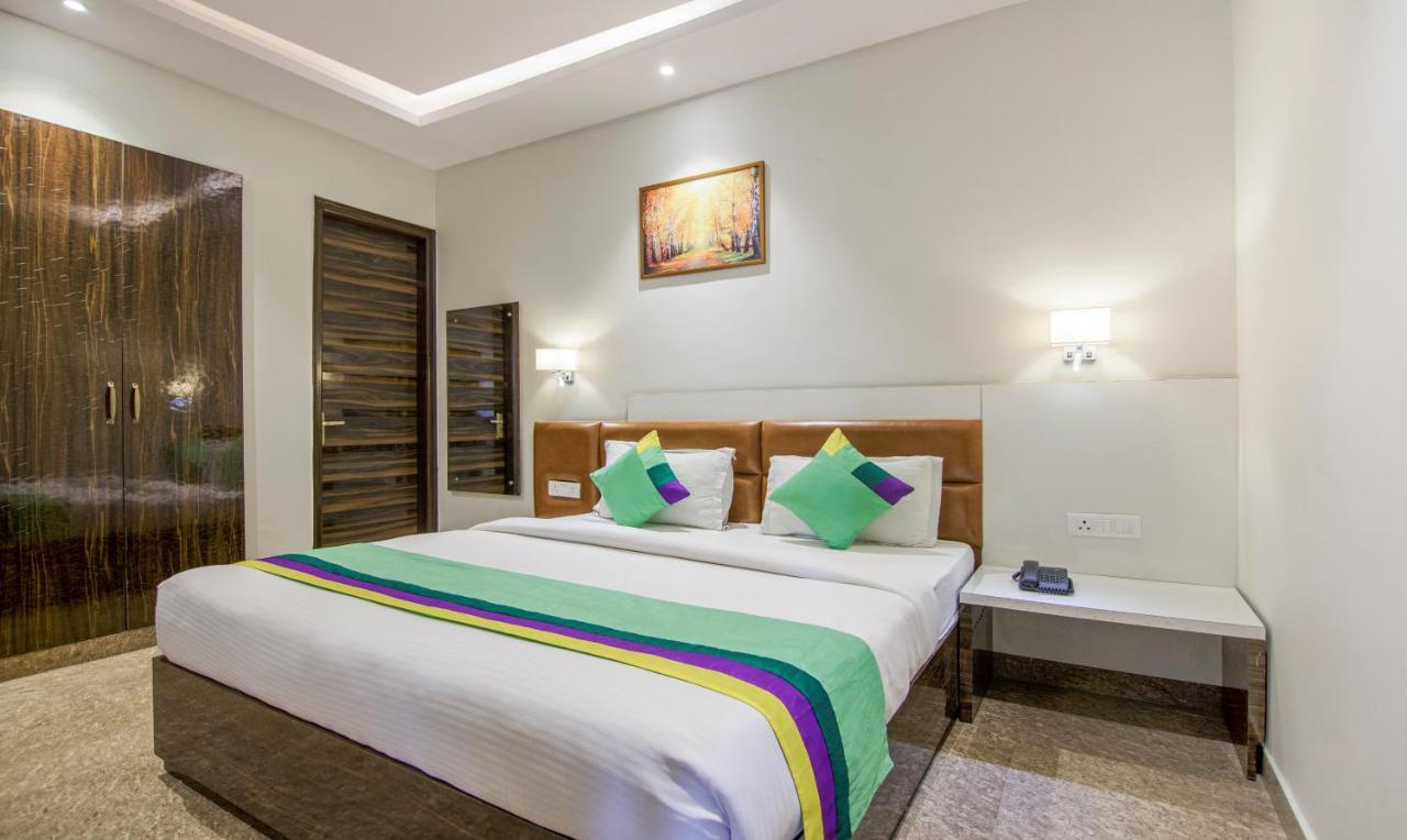 Treebo Swastika Premium Hotel Noida Exterior foto